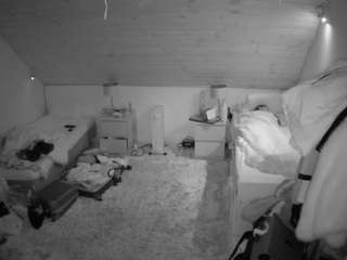 voyeurcam-julmodels-whitebed-3 webcam