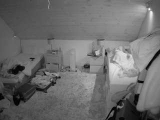 voyeurcam-julmodels-whitebed-3 webcam