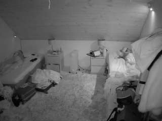 voyeurcam-julmodels-whitebed-3 webcam