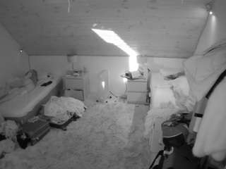 voyeurcam-julmodels-whitebed-3 webcam