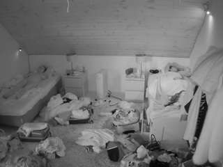 voyeurcam-julmodels-whitebed-3