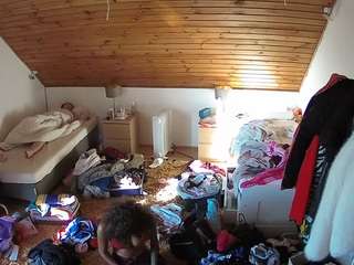 voyeurcam-julmodels-whitebed-3 webcam