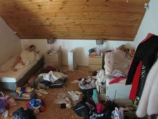 voyeurcam-julmodels-whitebed-3 webcam