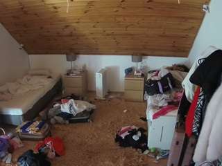 voyeurcam-julmodels-whitebed-3 webcam