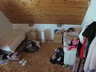 voyeurcam-julmodels-whitebed-3 webcam