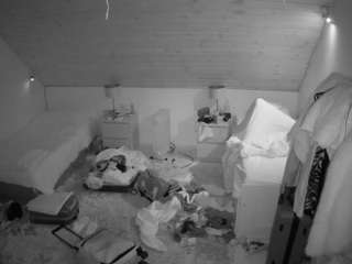 voyeurcam-julmodels-whitebed-3 webcam