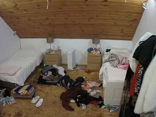 voyeurcam-julmodels-whitebed-3 webcam
