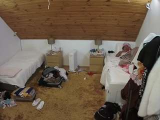 voyeurcam-julmodels-whitebed-3 webcam