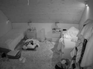 voyeurcam-julmodels-whitebed-3 webcam