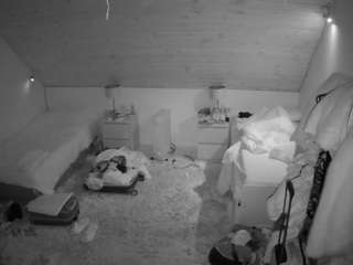 voyeurcam-julmodels-whitebed-3 webcam