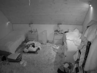 voyeurcam-julmodels-whitebed-3