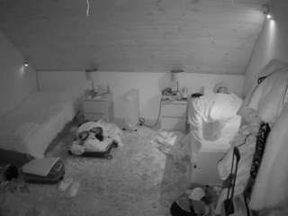 voyeurcam-julmodels-whitebed-3 webcam