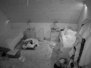 voyeurcam-julmodels-whitebed-3 webcam