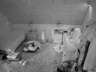 voyeurcam-julmodels-whitebed-3 webcam