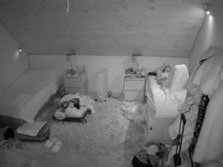 voyeurcam-julmodels-whitebed-3 webcam