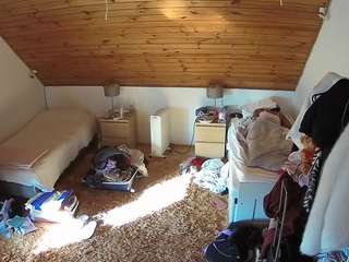 voyeurcam-julmodels-whitebed-3 webcam