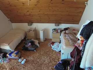 voyeurcam-julmodels-whitebed-3 webcam