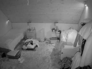 voyeurcam-julmodels-whitebed-3 webcam