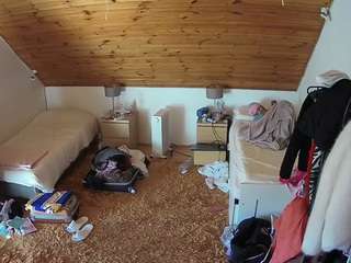 voyeurcam-julmodels-whitebed-3 webcam