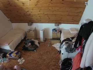 voyeurcam-julmodels-whitebed-3 webcam