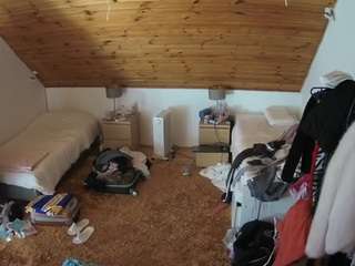 voyeurcam-julmodels-whitebed-3 webcam