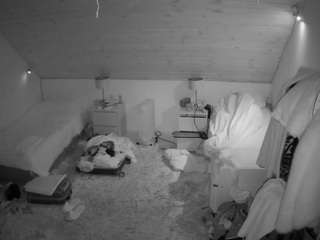 voyeurcam-julmodels-whitebed-3