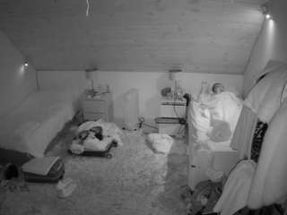 voyeurcam-julmodels-whitebed-3 webcam