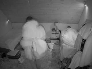 voyeurcam-julmodels-whitebed-3 webcam