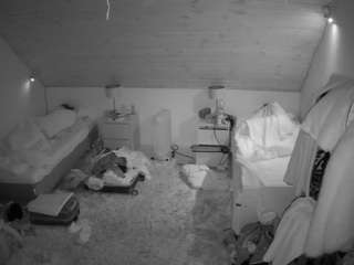 voyeurcam-julmodels-whitebed-3 webcam