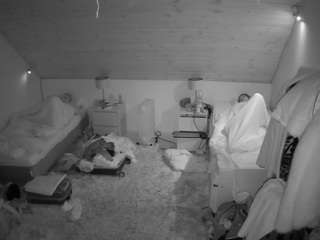 voyeurcam-julmodels-whitebed-3 webcam