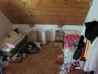 voyeurcam-julmodels-whitebed-3 webcam