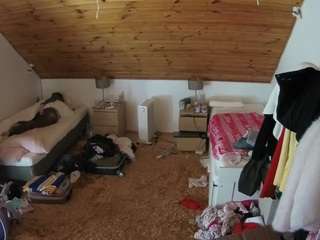 voyeurcam-julmodels-whitebed-3 webcam