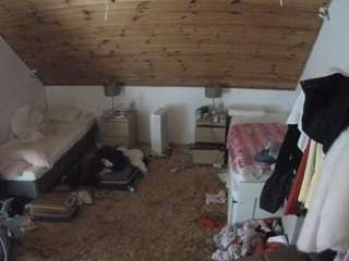 voyeurcam-julmodels-whitebed-3 webcam