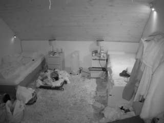 voyeurcam-julmodels-whitebed-3 webcam