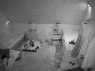 voyeurcam-julmodels-whitebed-3