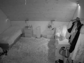 voyeurcam-julmodels-whitebed-3 webcam