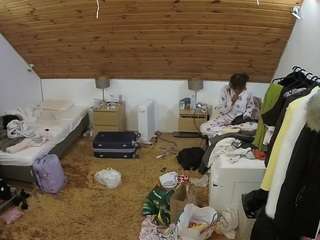 voyeurcam-julmodels-whitebed-3 webcam