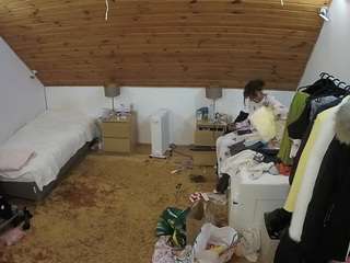 voyeurcam-julmodels-whitebed-3 webcam