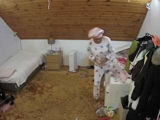 voyeurcam-julmodels-whitebed-3 webcam