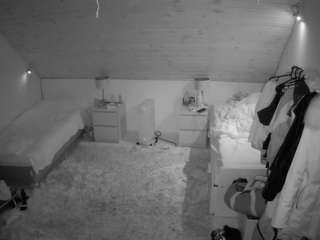 voyeurcam-julmodels-whitebed-3 camsoda