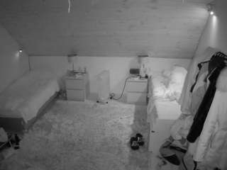 voyeurcam-julmodels-whitebed-3 webcam