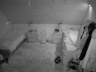 voyeurcam-julmodels-whitebed-3 webcam