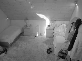 voyeurcam-julmodels-whitebed-3 webcam
