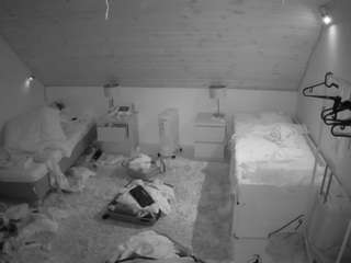 voyeurcam-julmodels-whitebed-3's CamSoda show and profile