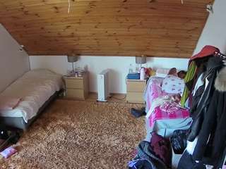 voyeurcam-julmodels-whitebed-3 webcam