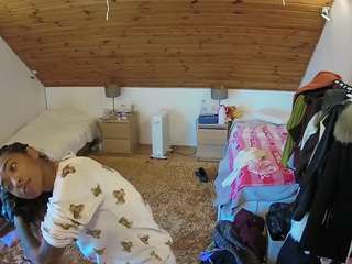 voyeurcam-julmodels-whitebed-3 webcam