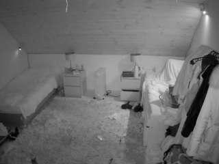 voyeurcam-julmodels-whitebed-3 camsoda