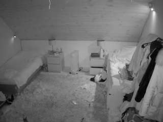 voyeurcam-julmodels-whitebed-3 webcam