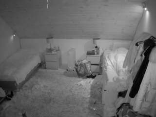 voyeurcam-julmodels-whitebed-3 webcam