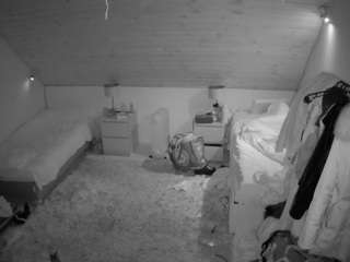 voyeurcam-julmodels-whitebed-3